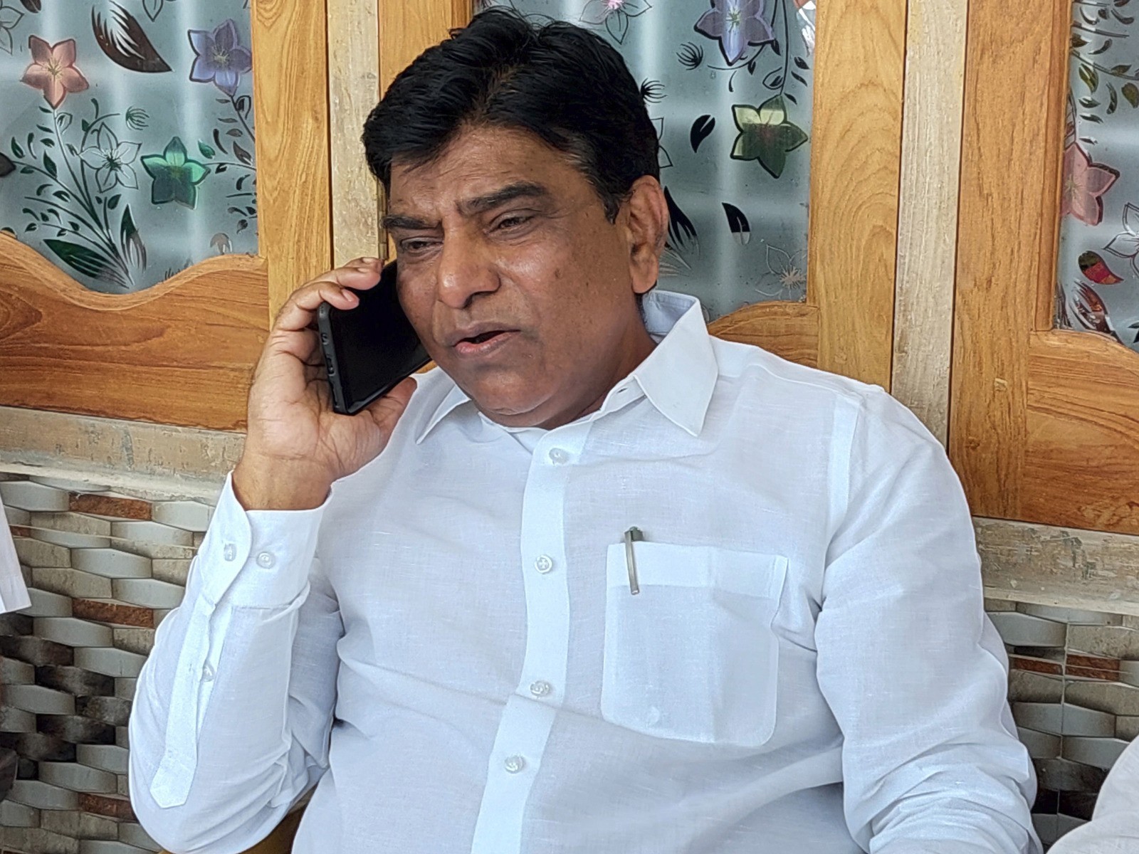 లింగాల సర్పంచ్ కృష్ణకు మాజీ ఎంపీ నామ పరామర్శ