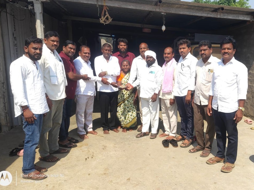 నిరుపేద విద్యార్థికి మాజీ MLA ఆర్ధిక సహాయం