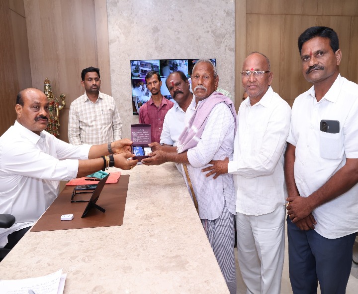 బాధితుడికి చెవిటి మిషన్‌ను అందజేసిన మంత్రి