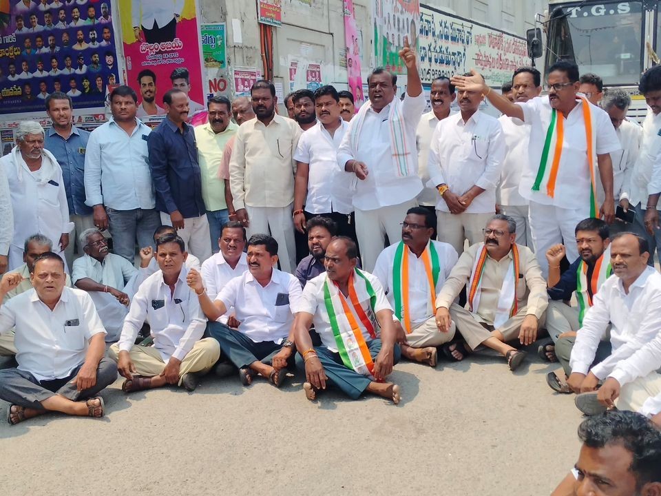 రఘునాథపల్లిలో కాంగ్రెస్ నేతల రాస్తారోకో