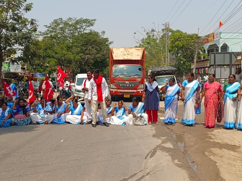 రోడ్డుపై ఆశ వర్కర్ల రాస్తారోకో