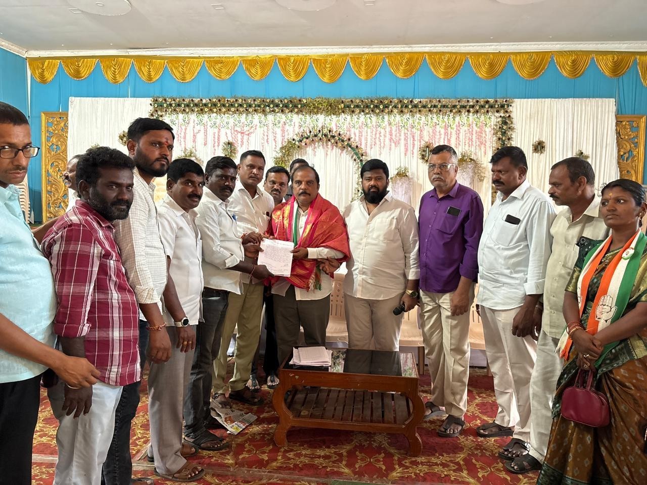 దరఖాస్తులను స్వీకరించిన జిల్లా అధ్యక్షుడు