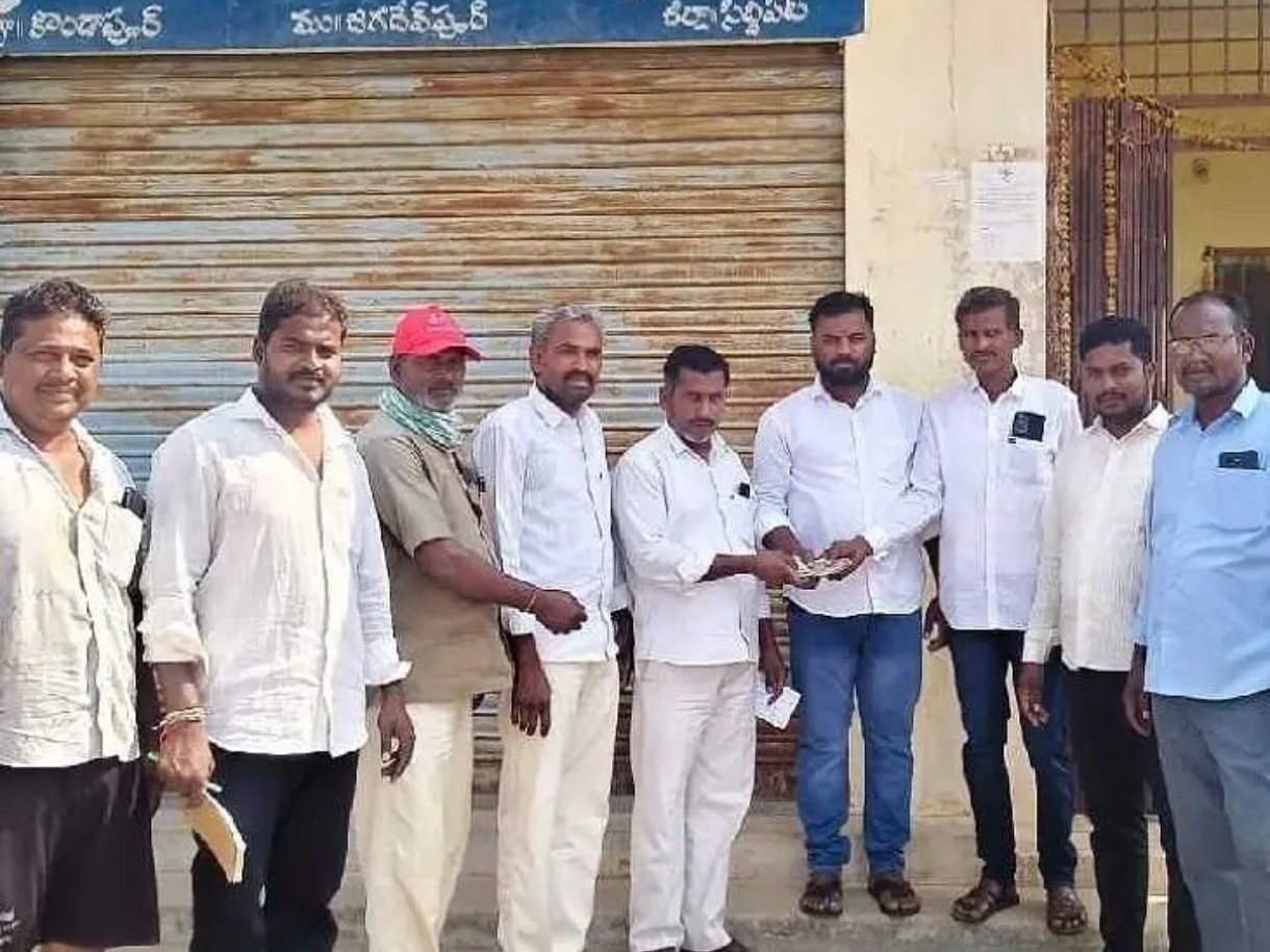 గ్రామదేవతల నిర్మాణానికి విరాళం అందజేత