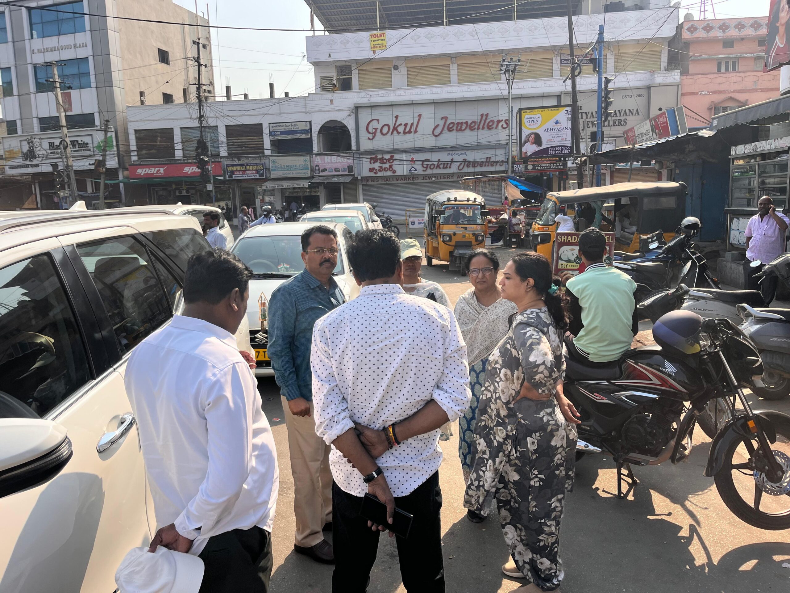 రోడ్డు విస్తరణ పనులు తనిఖీ