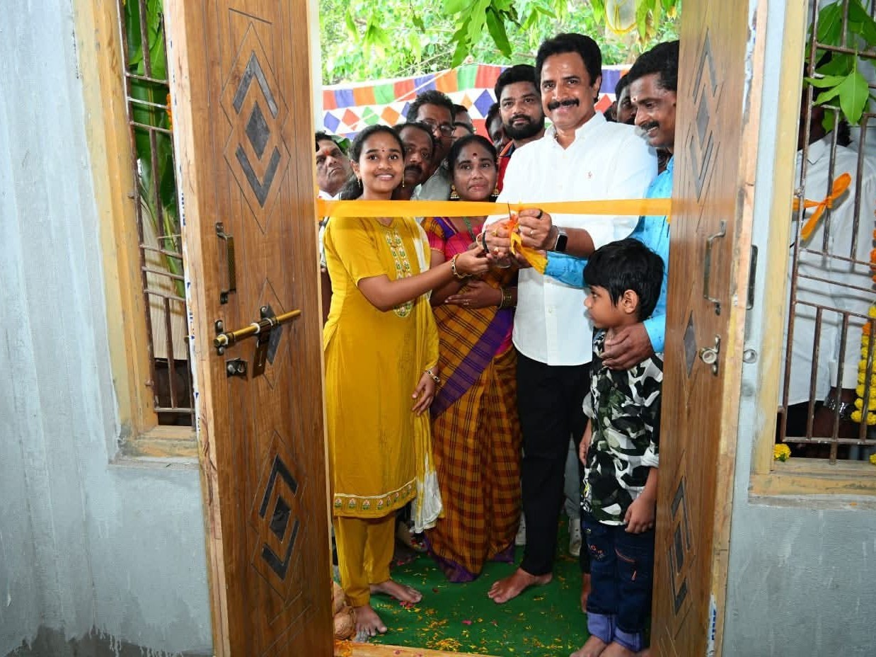 గృహ ప్రవేశ కార్యక్రమంలో పాల్గొన్న ఎమ్మెల్యే