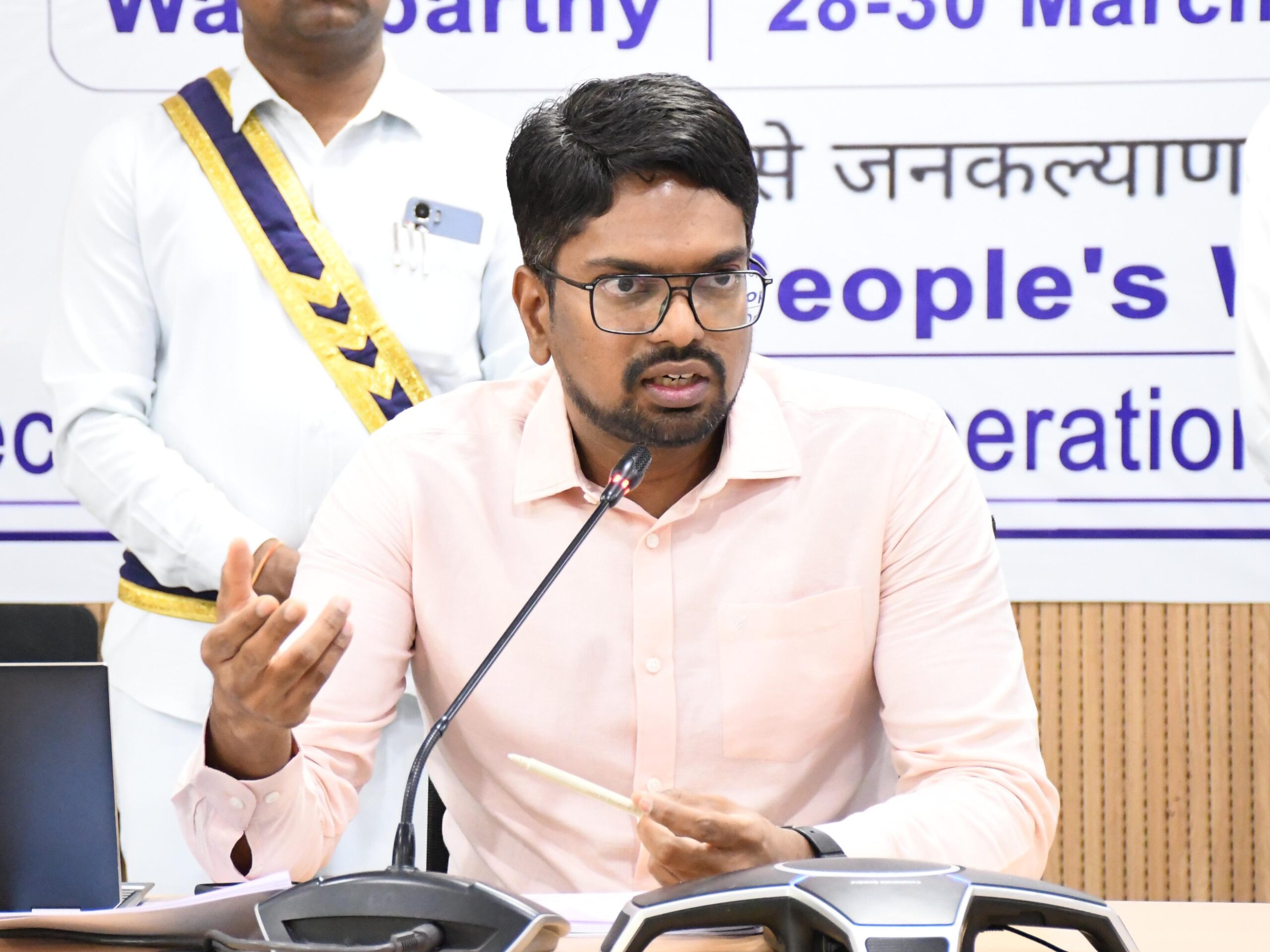 విద్యార్థులకు మెనూ ప్రకారం భోజనం పెట్టాలి: కలెక్టర్