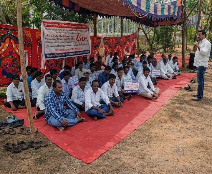 కాంట్రాక్టు విద్యుత్ కార్మికుల ధర్నా