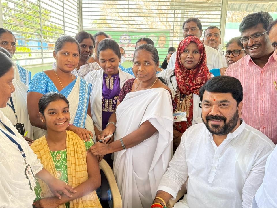 టీకాలు ప్రారంభించిన గ్రంథాలయ ఛైర్మన్