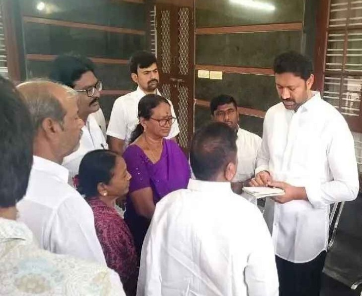 ప్రజల నుంచి వినతులను స్వీకరించిన ఎంపీ