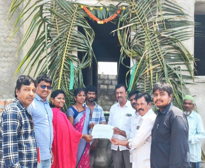 సామూహిక గృహ ప్రవేశాలను ప్రారంభించిన సర్పంచ్