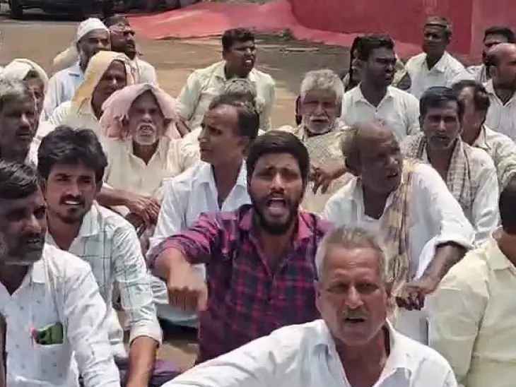 భూములను లాక్కోవద్దని కలెక్టరేట్ ముందు రైతుల ధర్నా