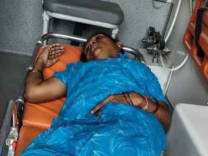 బైక్ అదుపుతప్పి కిందపడటంతో ముగ్గురికి తీవ్రగాయాలు