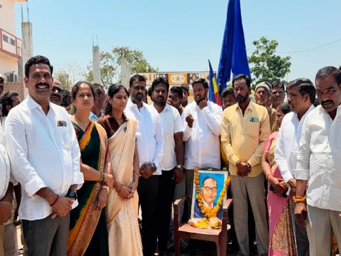 అంబేద్కర్ విగ్రహ ప్రతిష్ఠాపనకు భూమి పూజ