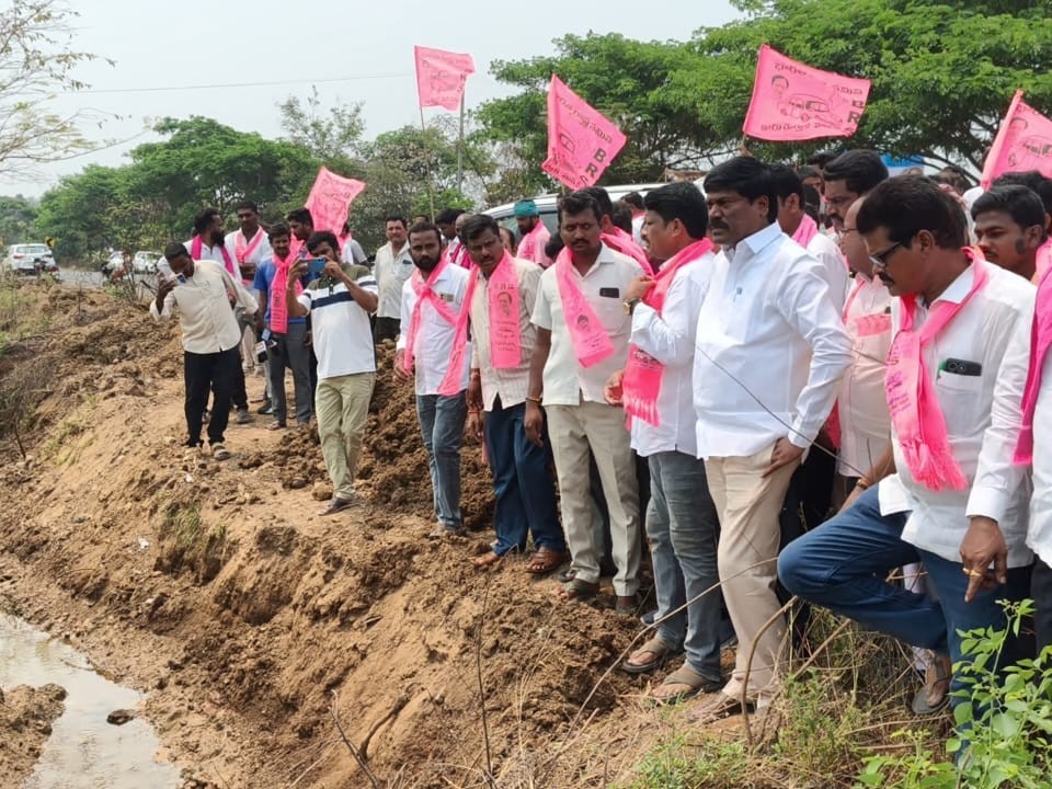 ‘కాలువలను పూర్తి చేసి నీరు ఇవ్వాలి’