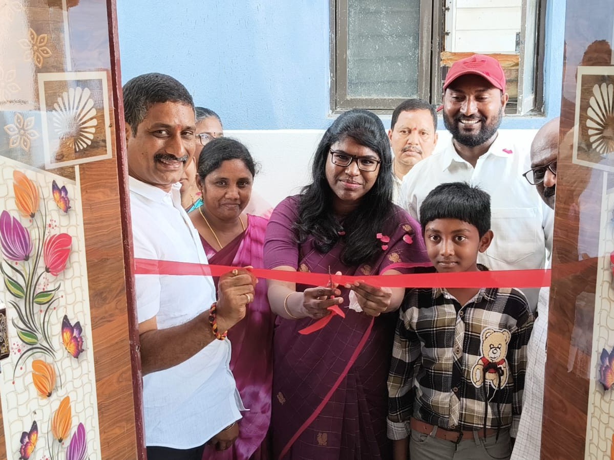 గృహ ప్రవేశ కార్యక్రమంలో పాల్గొన్న కలెక్టర్, ఎమ్మెల్యే