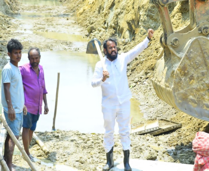 ప్రాజెక్ట్ కాలువ పనులు పరిశీలించిన ఎమ్మెల్యే