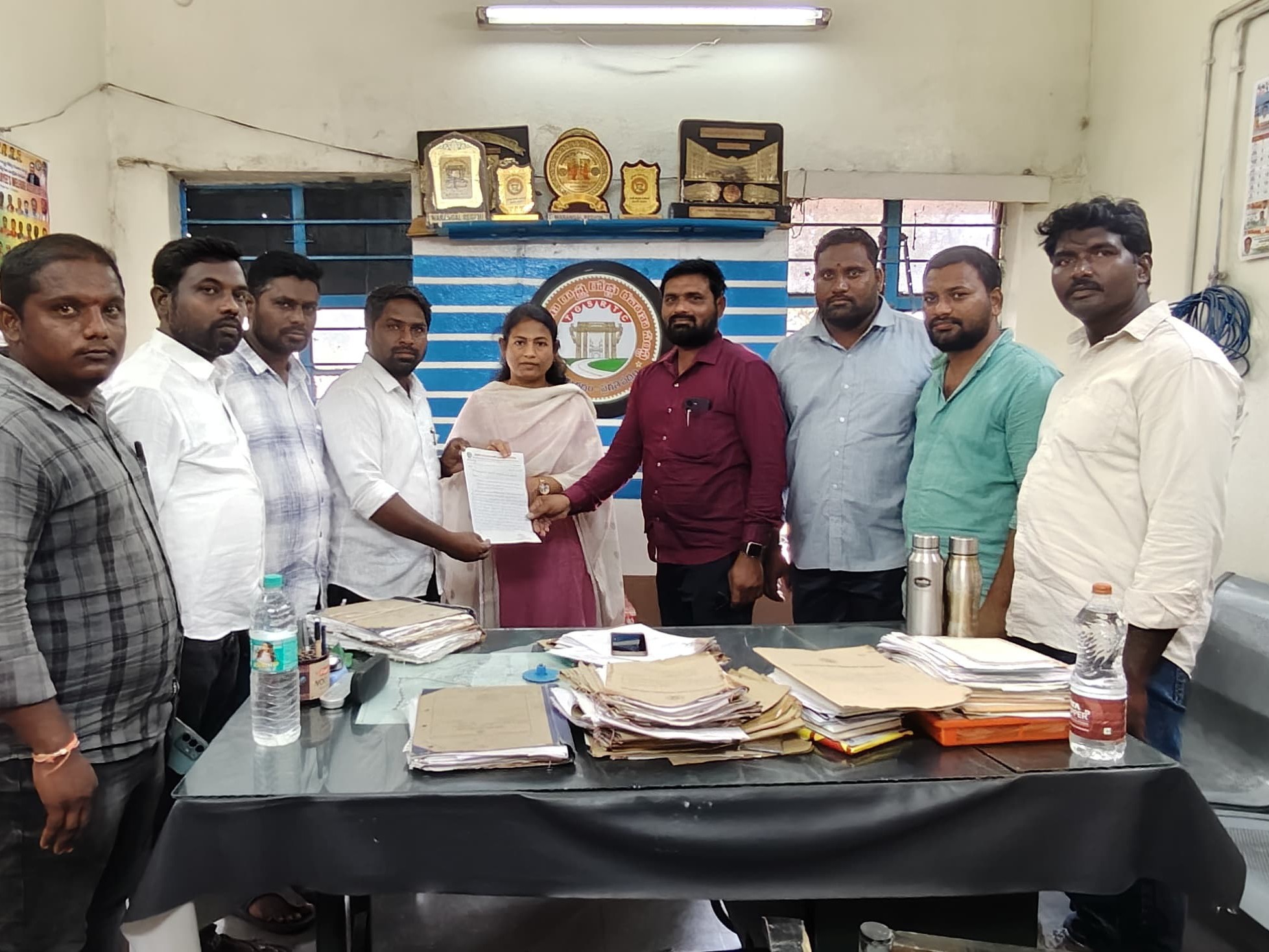 ఎలక్ట్రానిక్ బస్సులు నిలపాలని వినతి