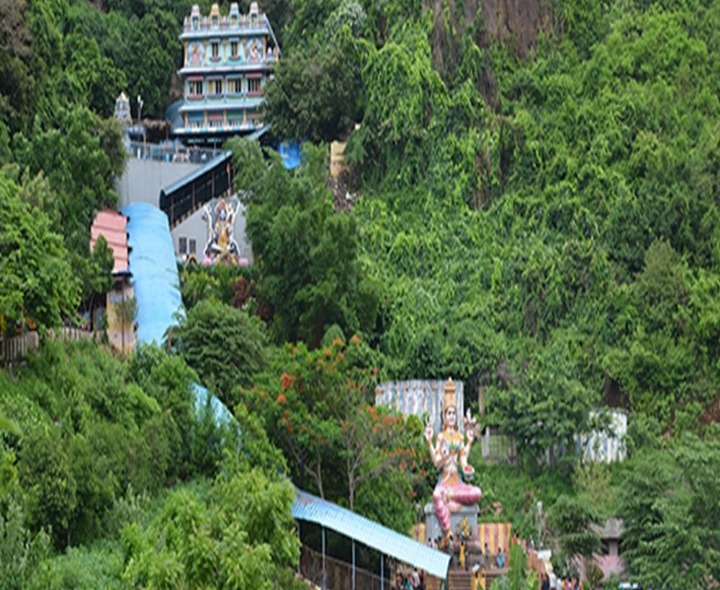 చరిత్ర సృష్టిస్తున్న తలుపులమ్మ లోవ ఆలయం