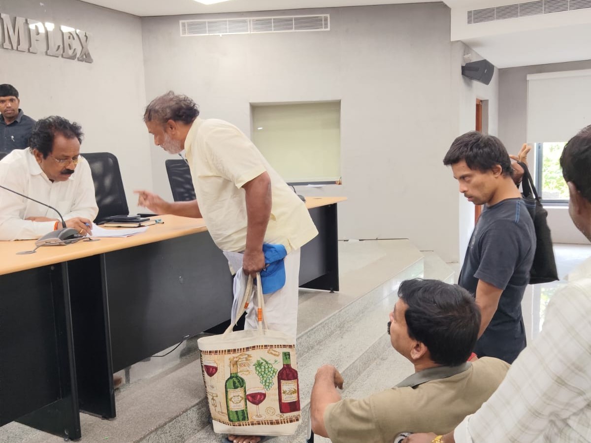 ‘కలెక్టరేట్ వద్ద బస్ షెల్టర్లు ఏర్పాటు చేయాలి’