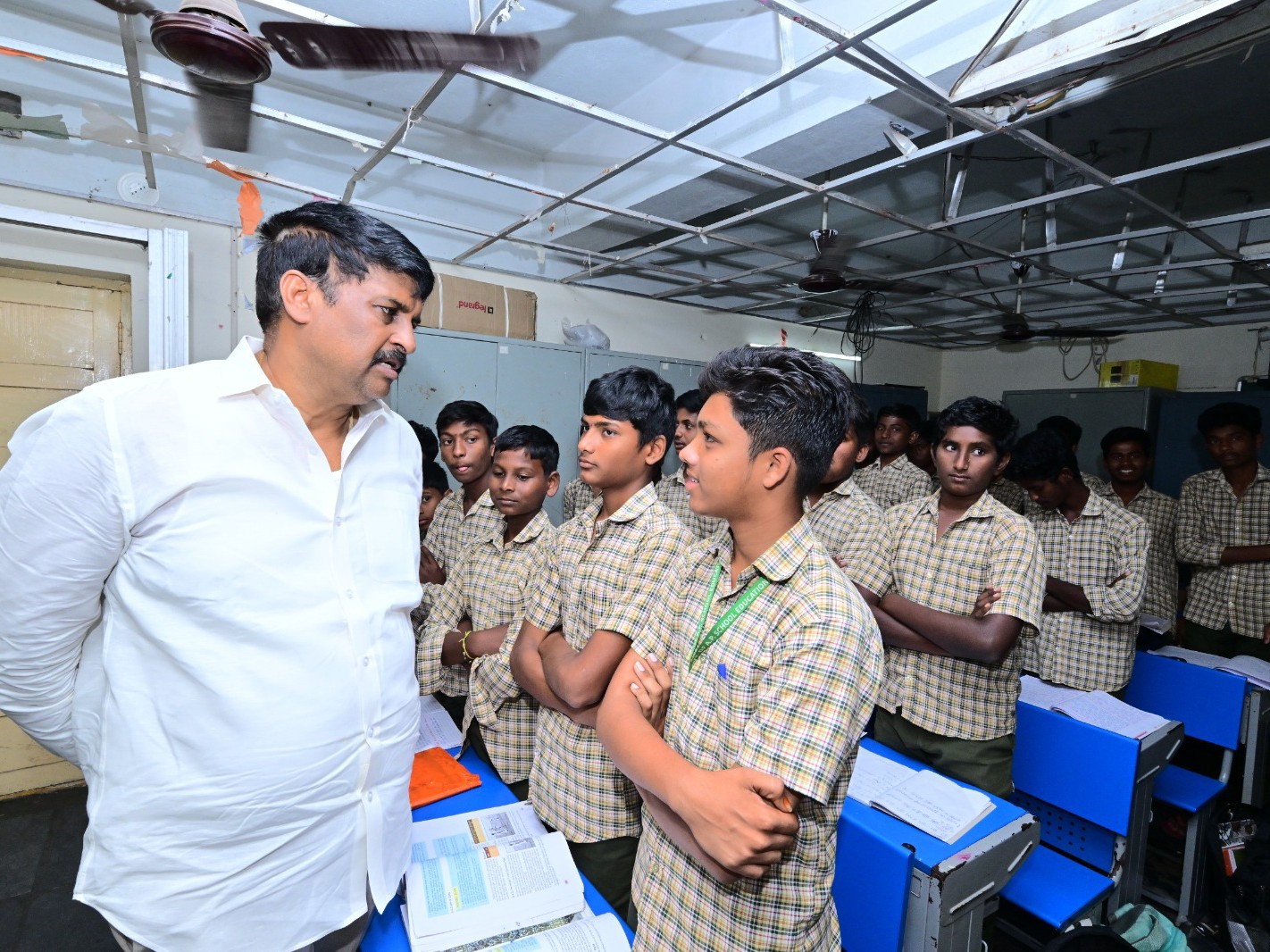 జడ్పీ హైస్కూల్లో ఎమ్మెల్యే ఆకస్మిక తనిఖీ