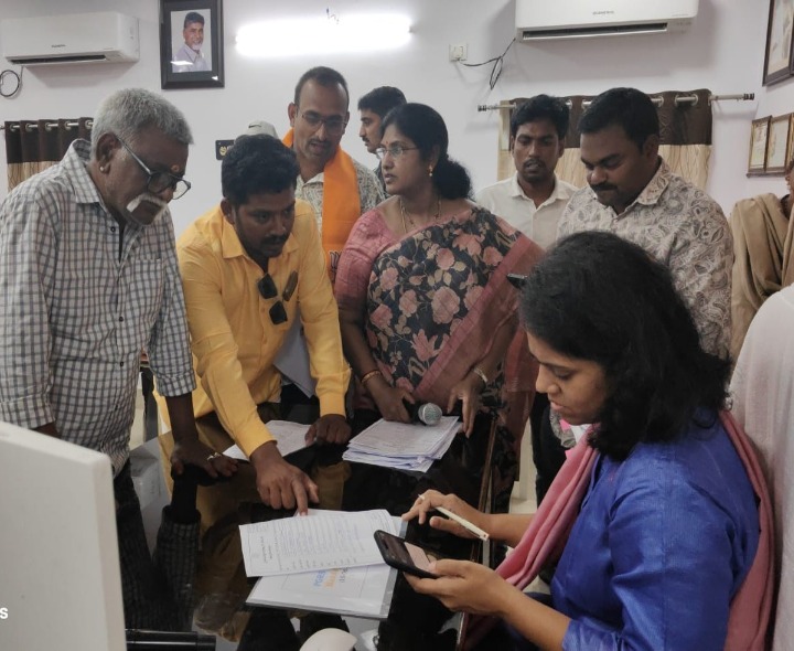 రైల్వే స్టేషన్‌లో సదుపాయాలు కల్పించాలని వినతిపత్రం