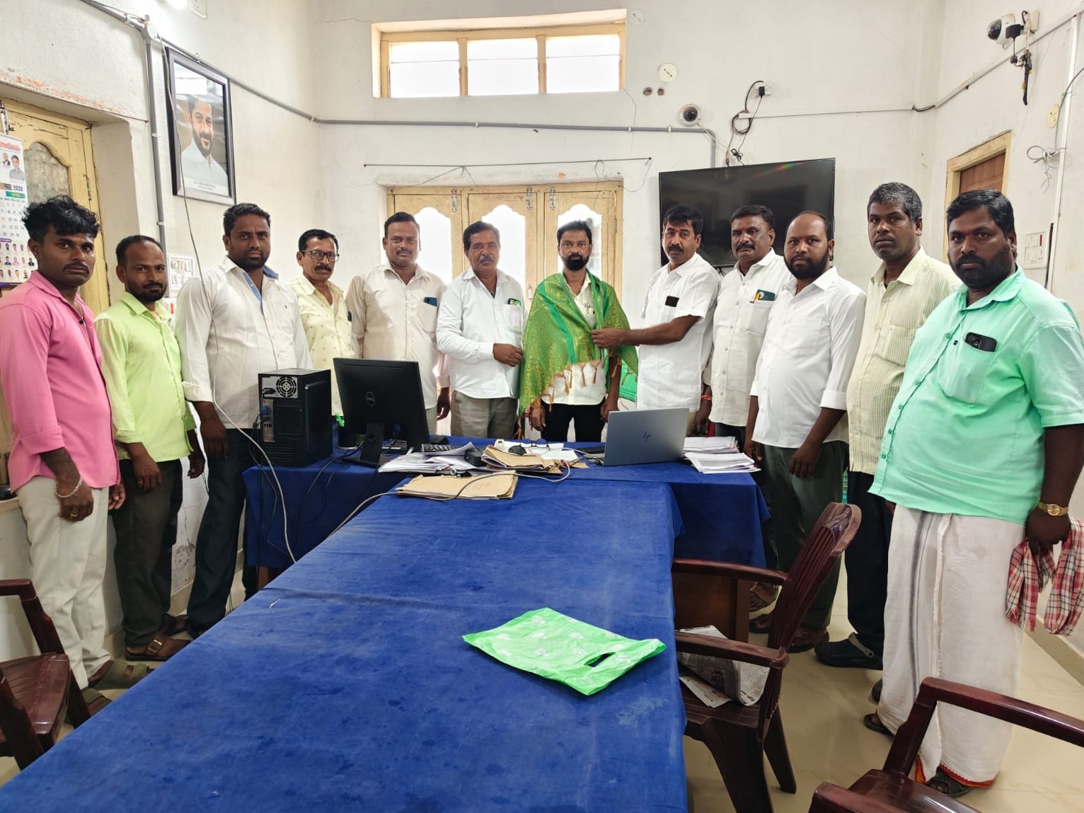 నూతన తహసీల్దారును కలిసిన నేతలు