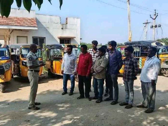 ఆటో డ్రైవర్ల రికార్డుల తనిఖీ