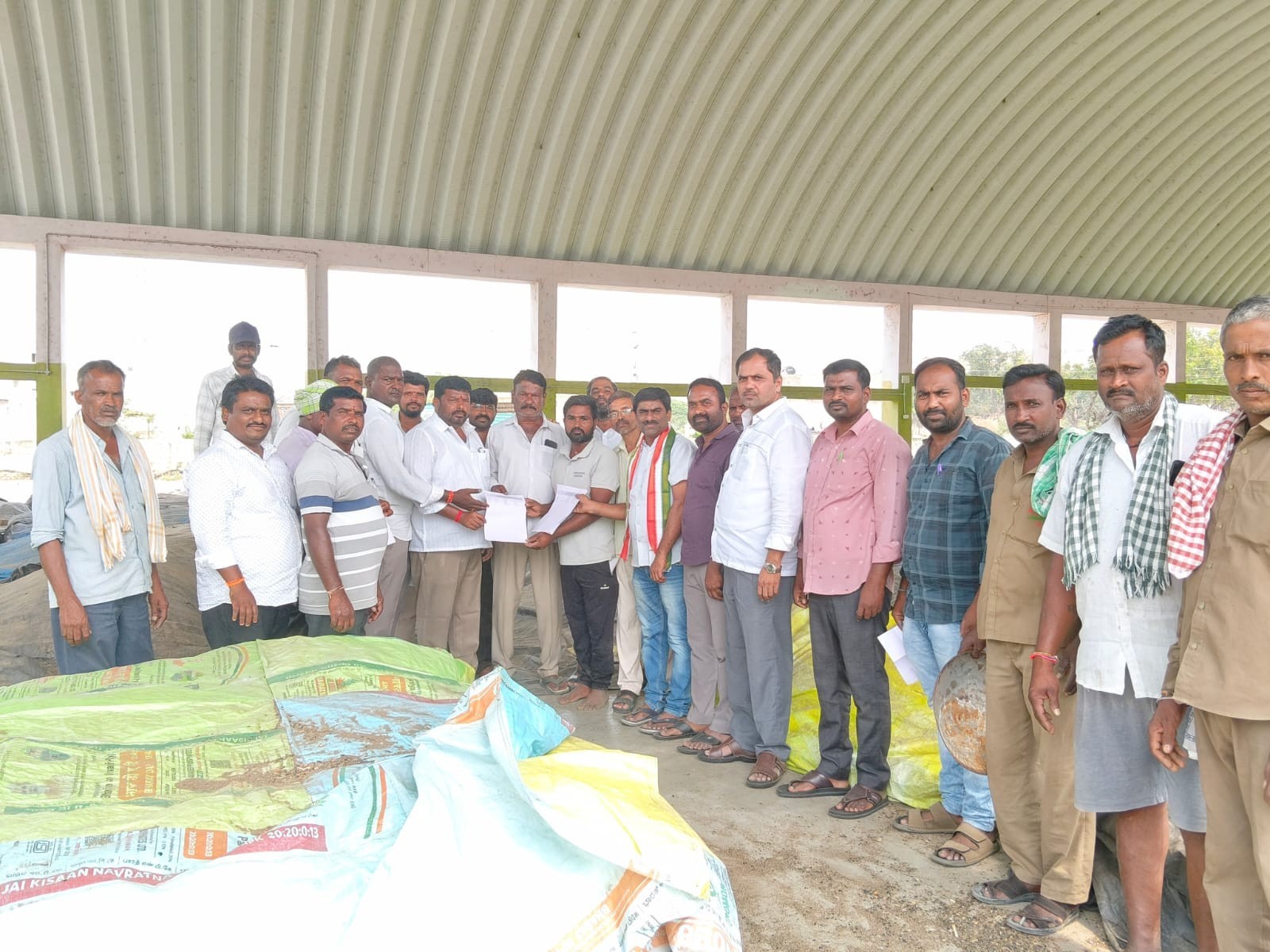 మార్కెట్‌లో పంటల కొనుగోళ్ళు షురూ