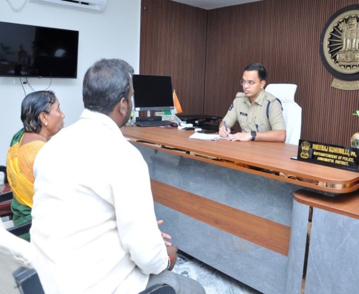 ప్రజల కష్టాలు తీర్చడమే పోలీసుల అసలైన ఆనందం: ఎస్పీ