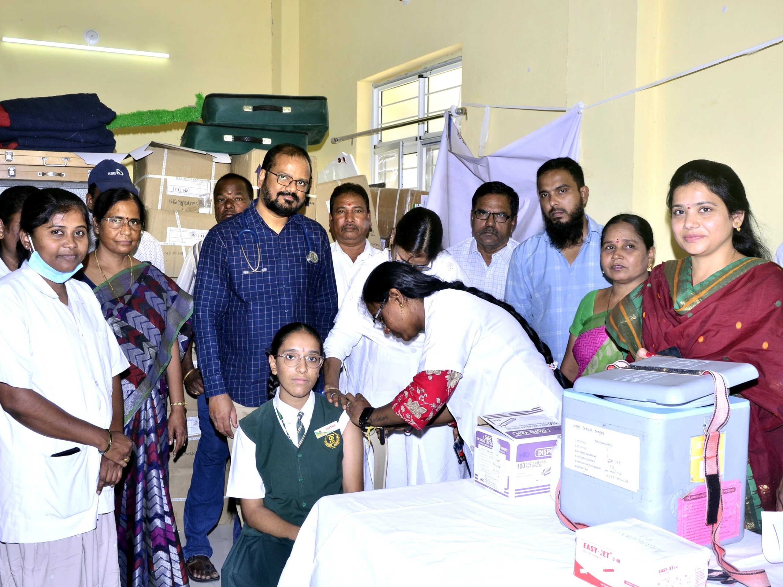 విద్యార్థినిలకు హెచ్‌పీవీ వ్యాక్సిన్ పంపిణీ