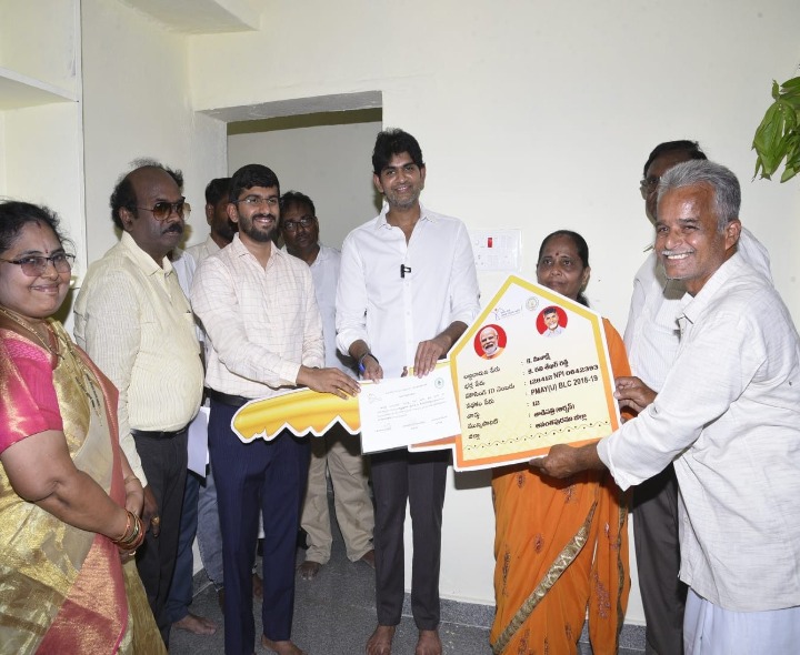 టిడ్కో గృహాలు పంపిణీ చేసిన ఎమ్మెల్యే