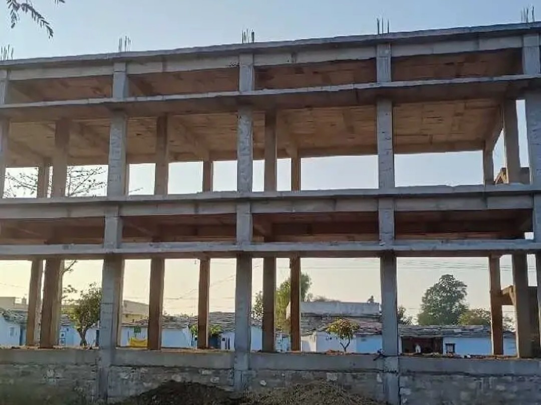 అసంపూర్తిగా పాఠశాల భవనం.. విద్యార్థుల అవస్థలు