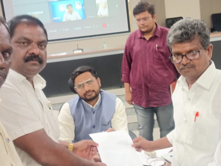 పట్టణ సమస్యల పరిష్కారానికై కలెక్టర్‌కు వినతి