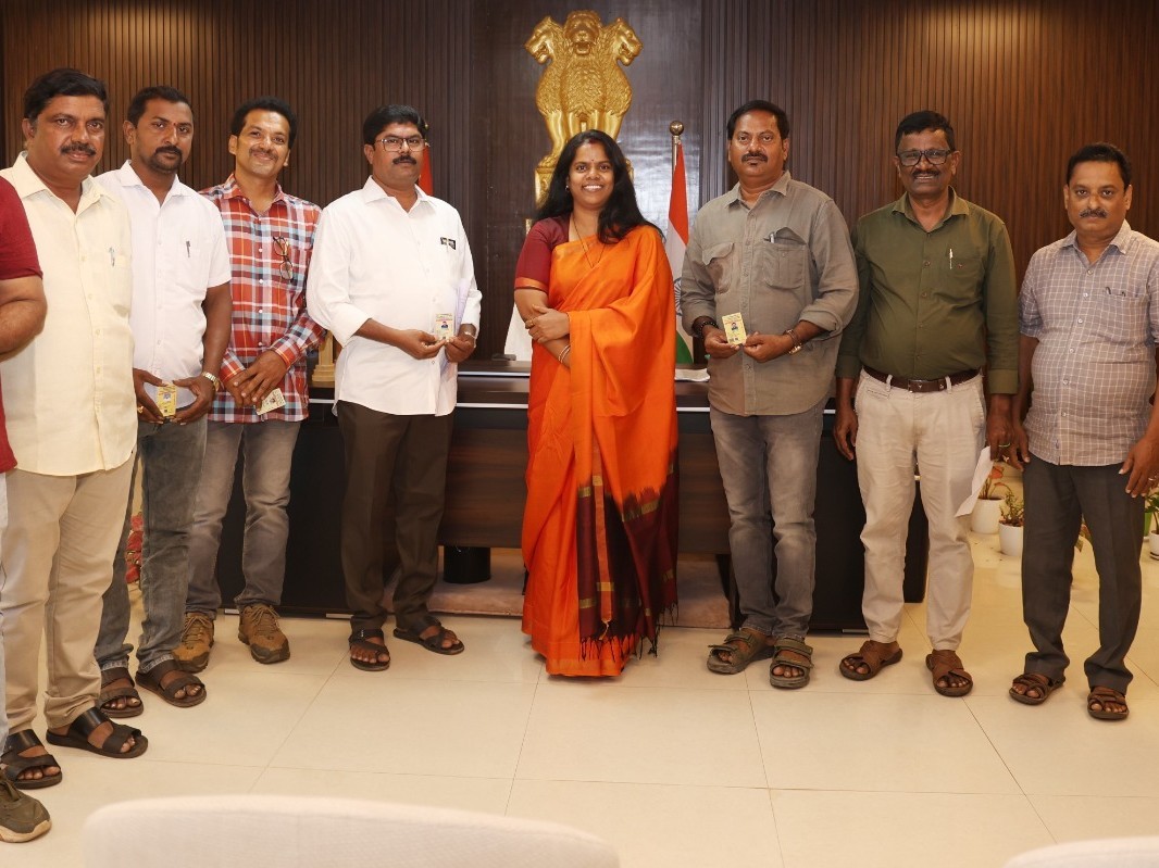 జర్నలిస్టులకు అక్రిడేషన్ కార్డులు పంపిణీ