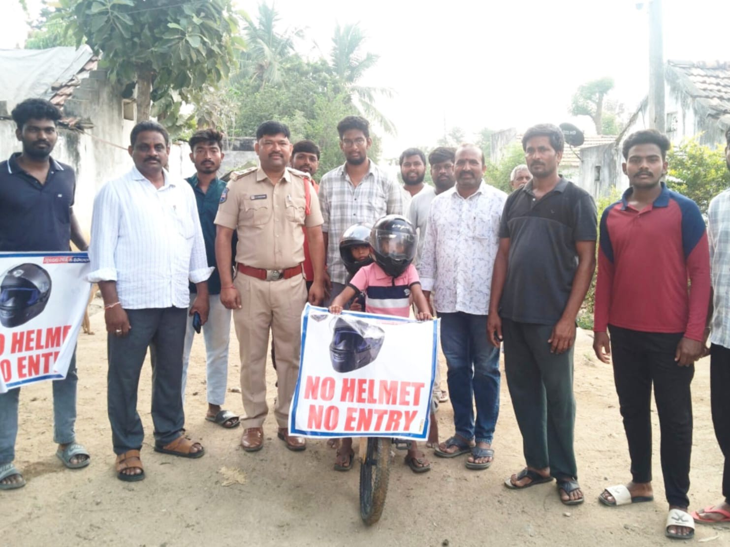 ‘హెల్మెట్లు ధరించని వారికి గ్రామాల్లోకి నో ఎంట్రీ’