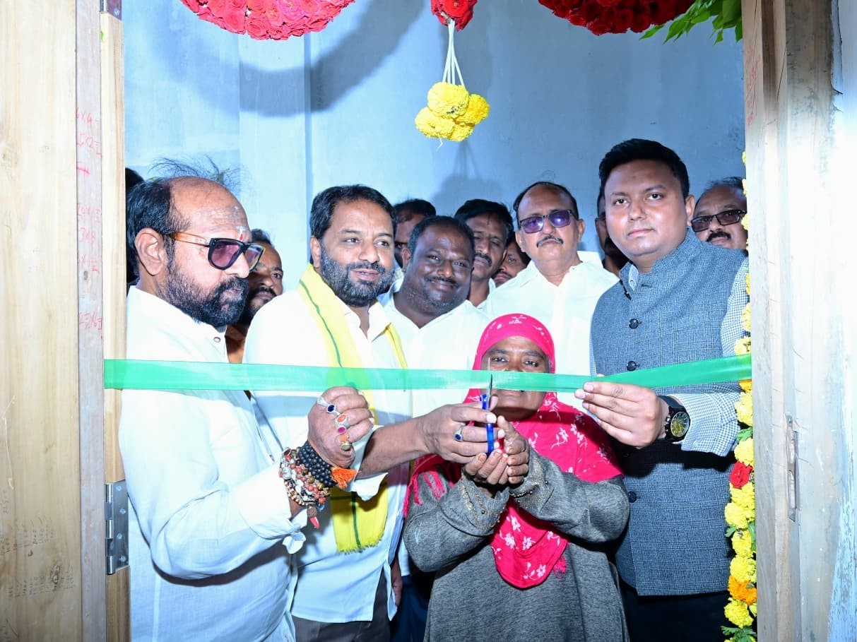 గృహప్రవేశాల కార్యక్రమంలో పాల్గొన్న కలెక్టర్