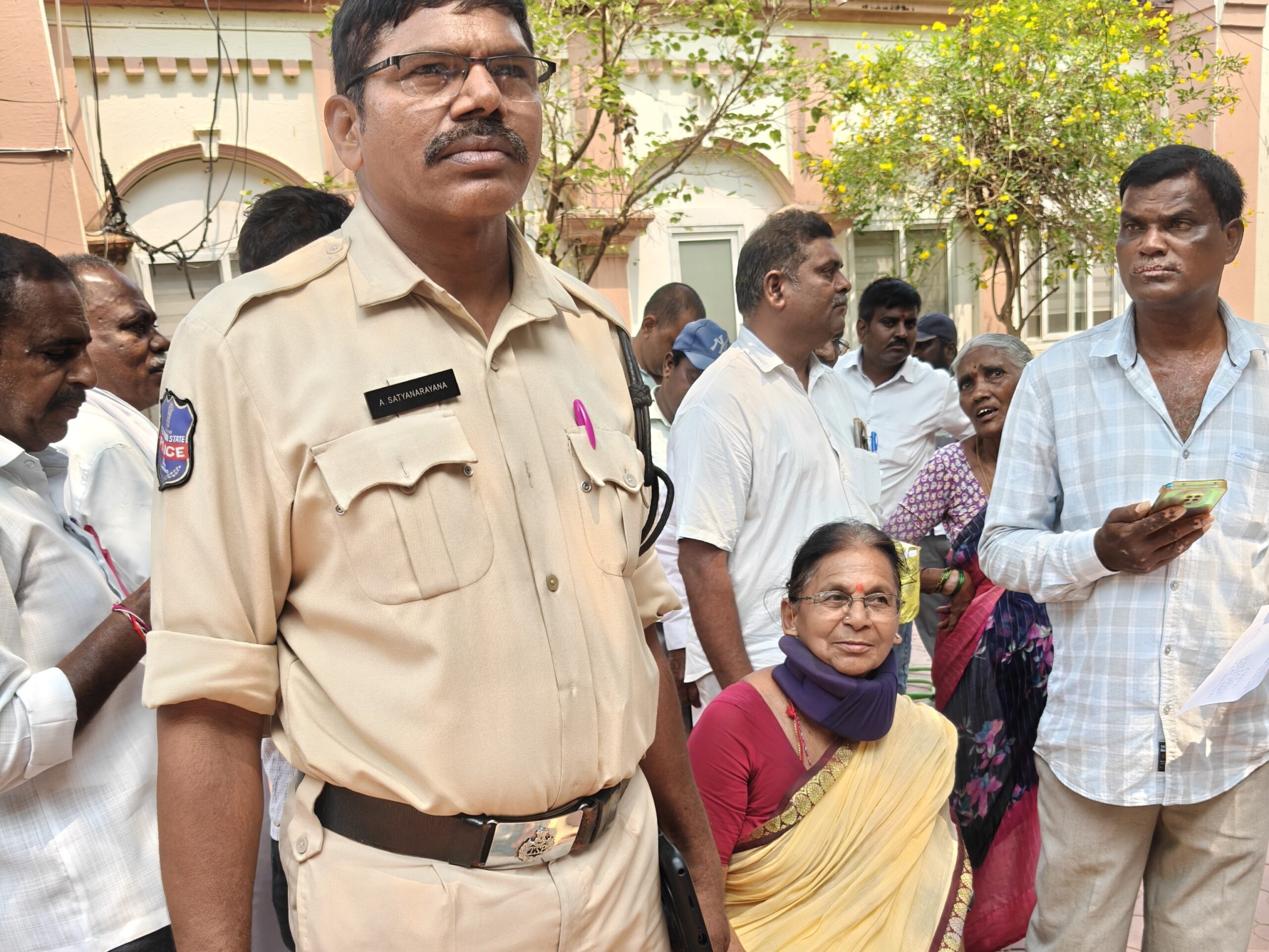 మానవత్వాన్ని చాటిన కానిస్టేబుల్