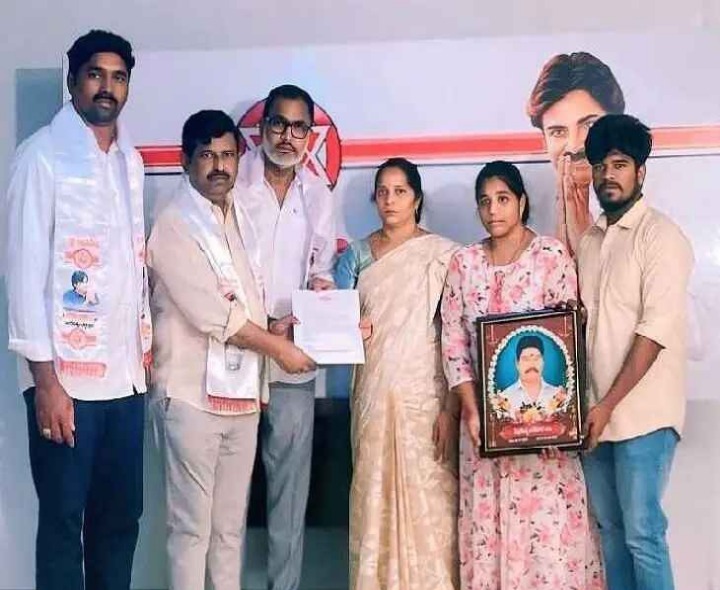 జనసేన కార్యకర్త కుటుంబానికి చెక్కు అందజేత