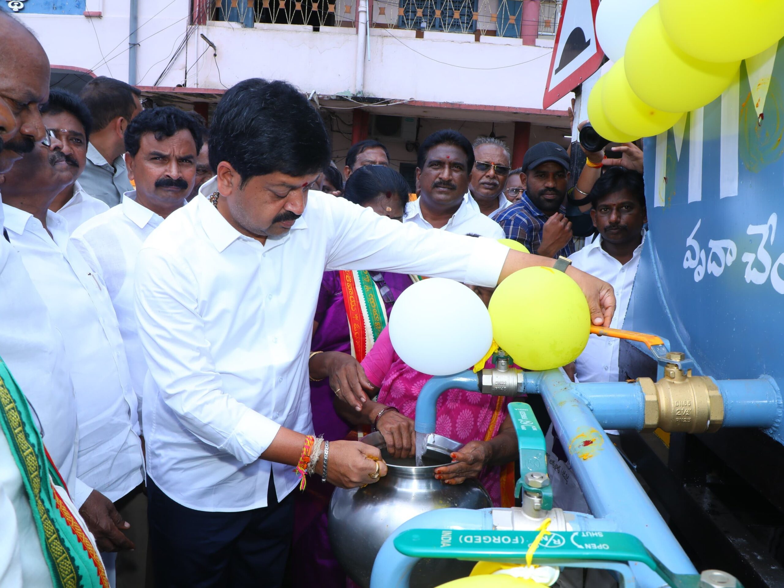 వాటర్ ట్యాంకర్లను ప్రారంభించిన మంత్రి