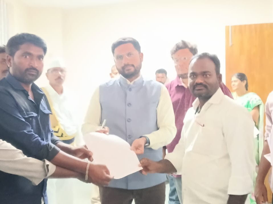 కార్మికుల పని వేళలు మార్చాలని వినతి