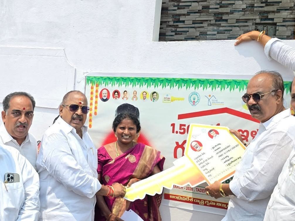 లబ్ధిదారులకు పట్టాలు పంపిణీ చేసిన ఎమ్మెల్యే