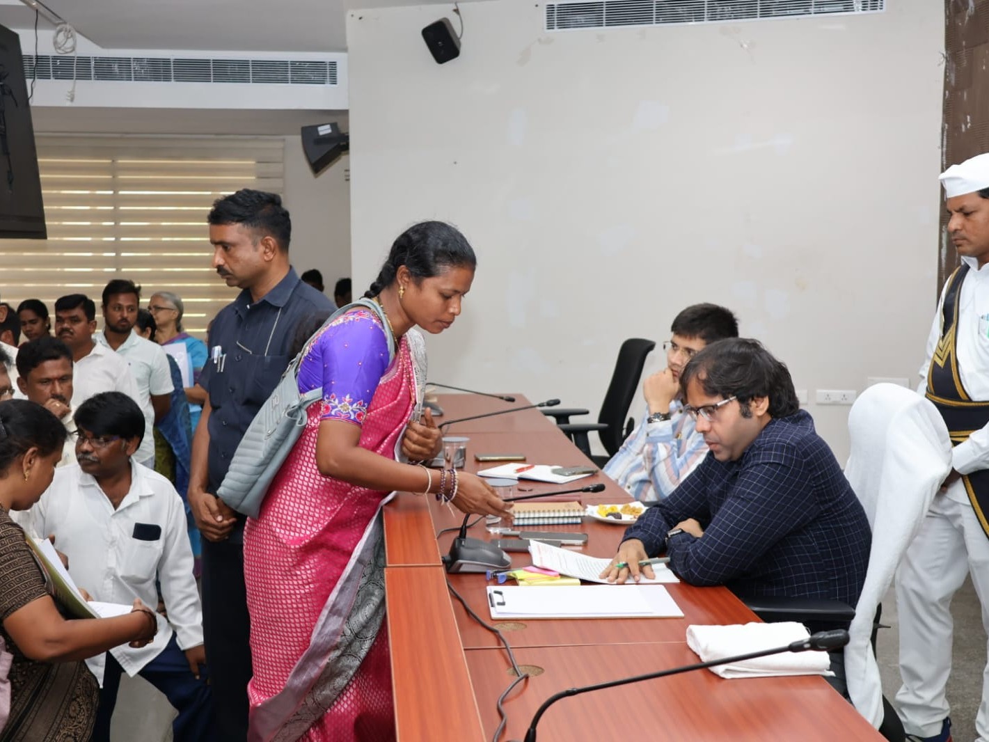 ‘ప్రతి దరఖాస్తును క్షుణ్ణంగా పరిశీలించండి’