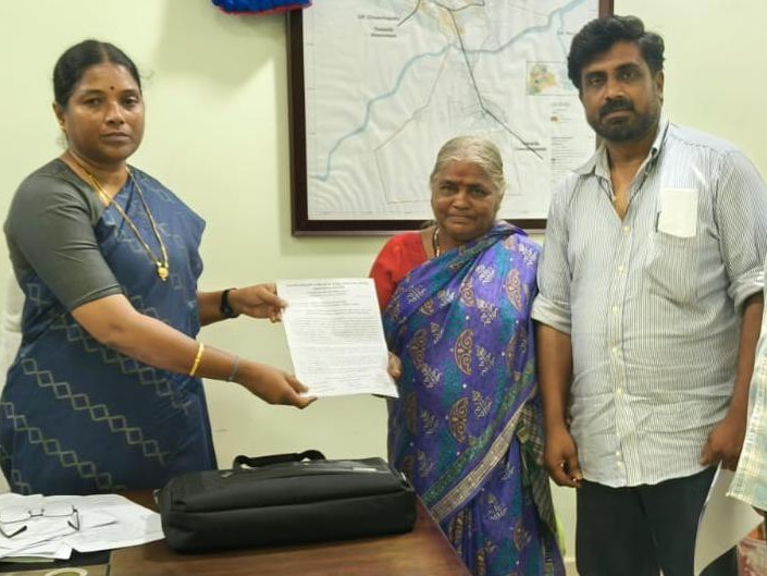 మున్సిపల్ కార్మికుల వేతనాలపై వినతిపత్రం అందజేత