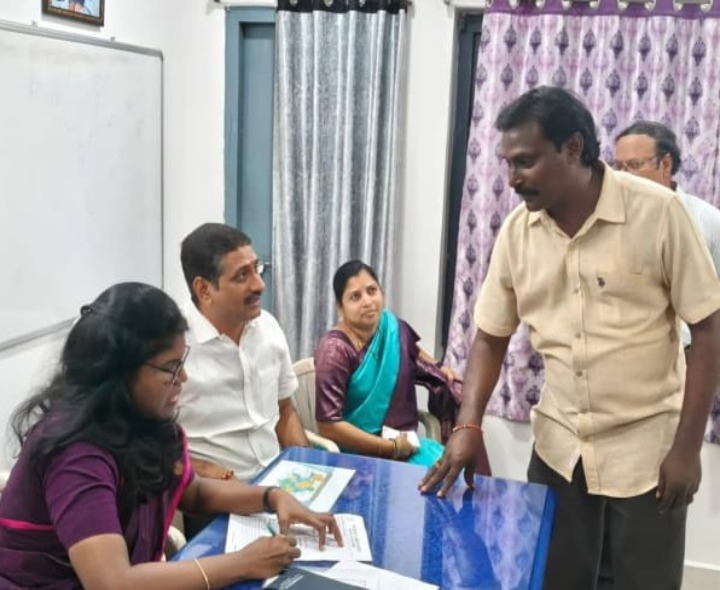 ఆధార్ కేంద్రాన్ని ఏర్పాటు చేయాలని కలెక్టర్‌‌కు వినతి