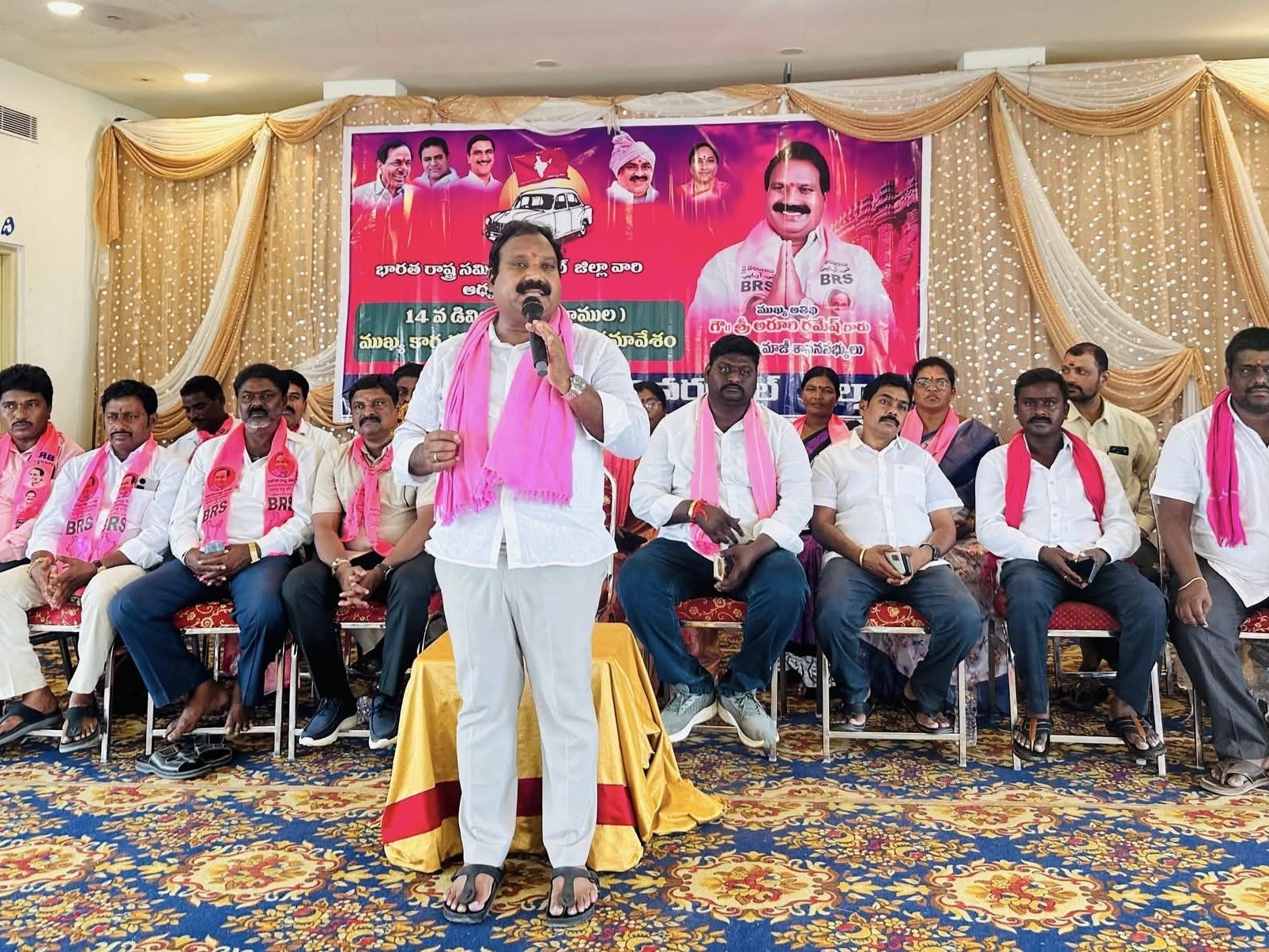 కార్యకర్తలకు పార్టీ అండగా ఉంటుంది: మాజీ ఎమ్మెల్యే