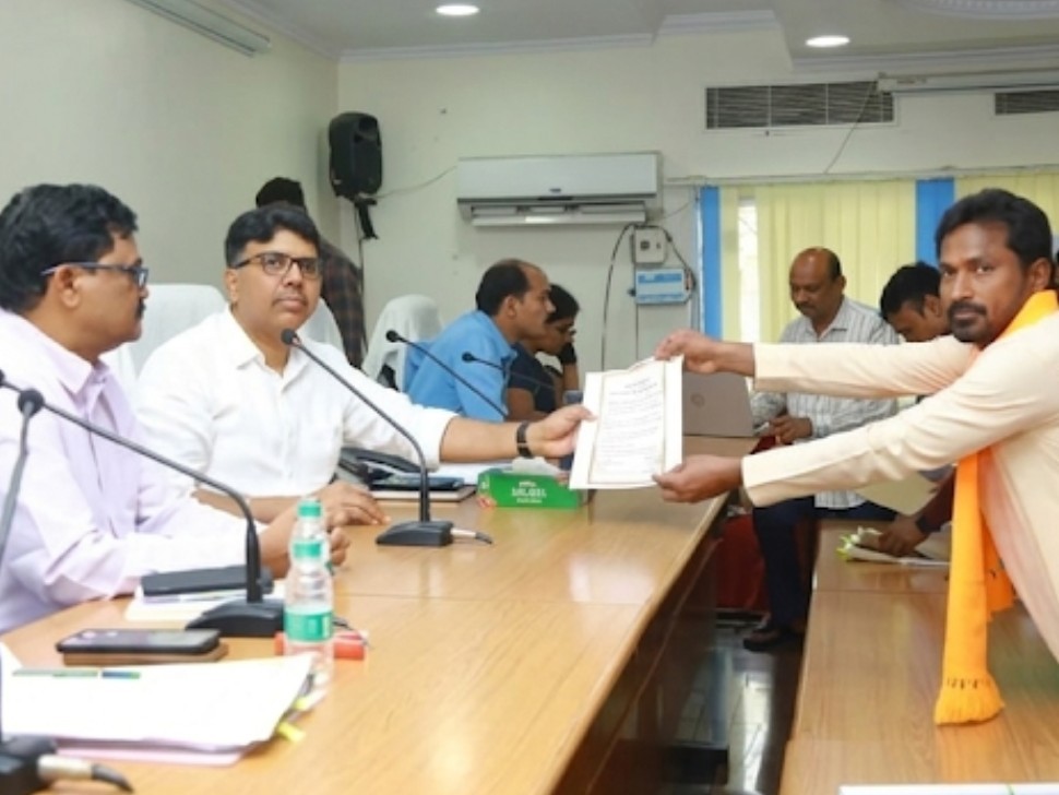 రింగ్ రోడ్డు నిర్మాణంలో నాసిరకం పనులు.. కలెక్టర్‌కు ఫిర్యాదు