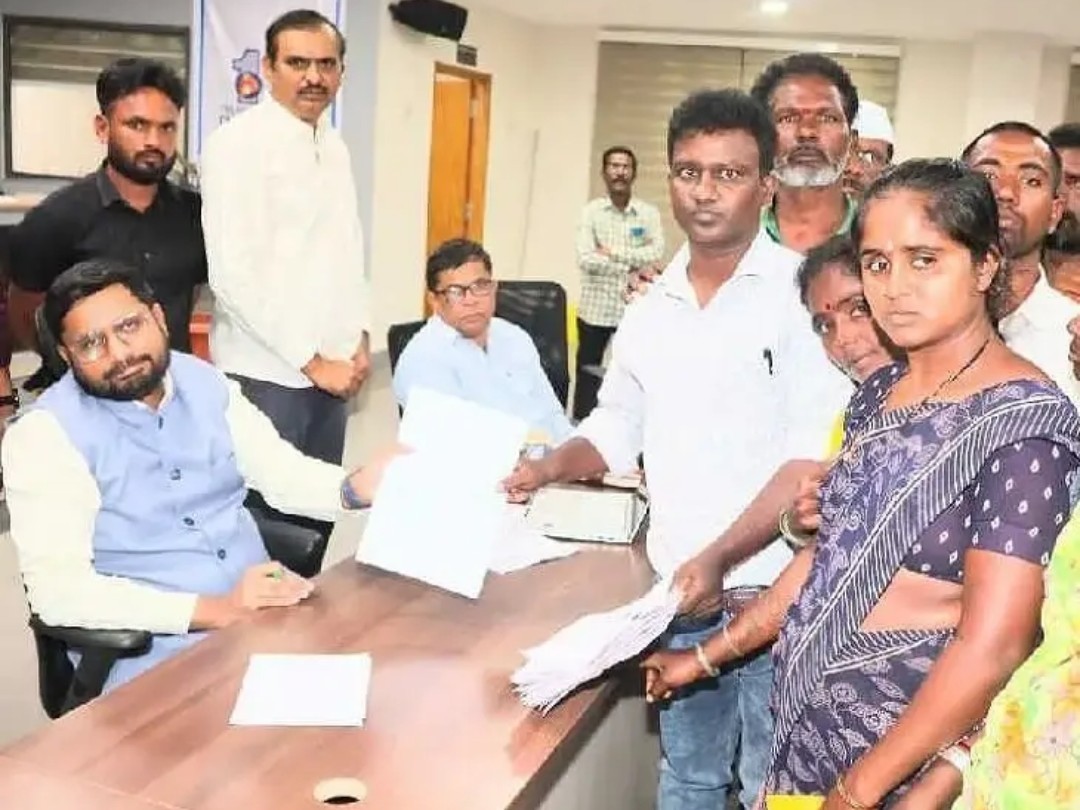 నిరుపేదలకు ఇళ్లు మంజూరు చేయాలి: సామాజిక కార్యకర్త