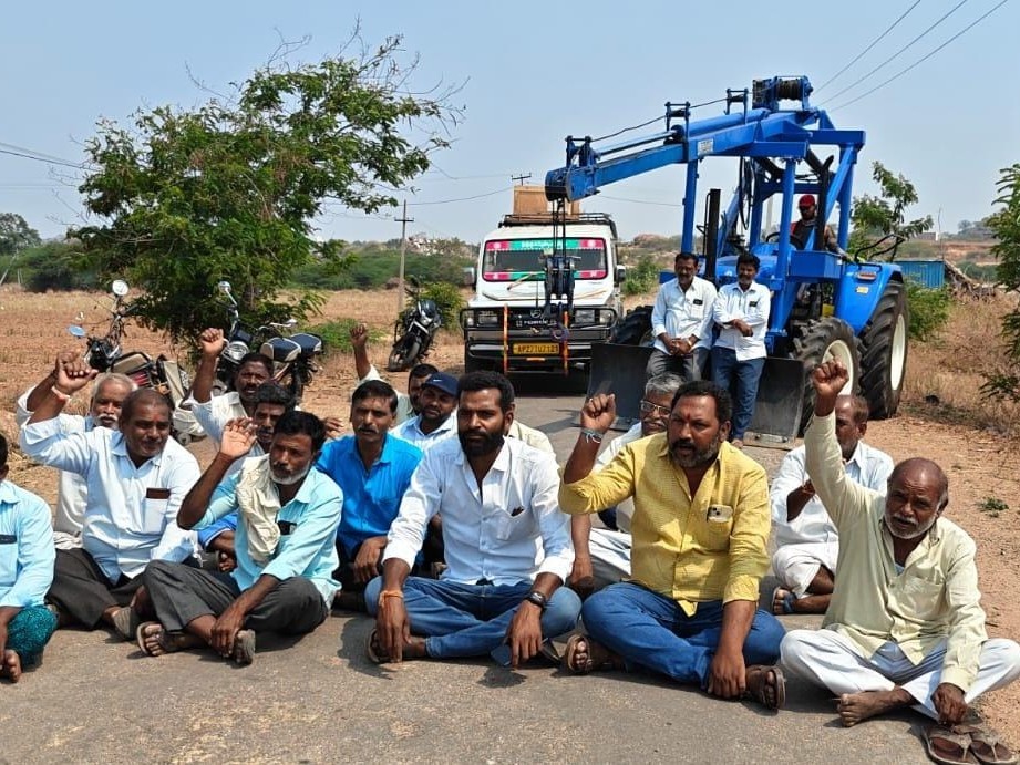 రోడ్డుపై దర్నాచేపట్టిన రామచంద్రపురం గ్రామస్తులు