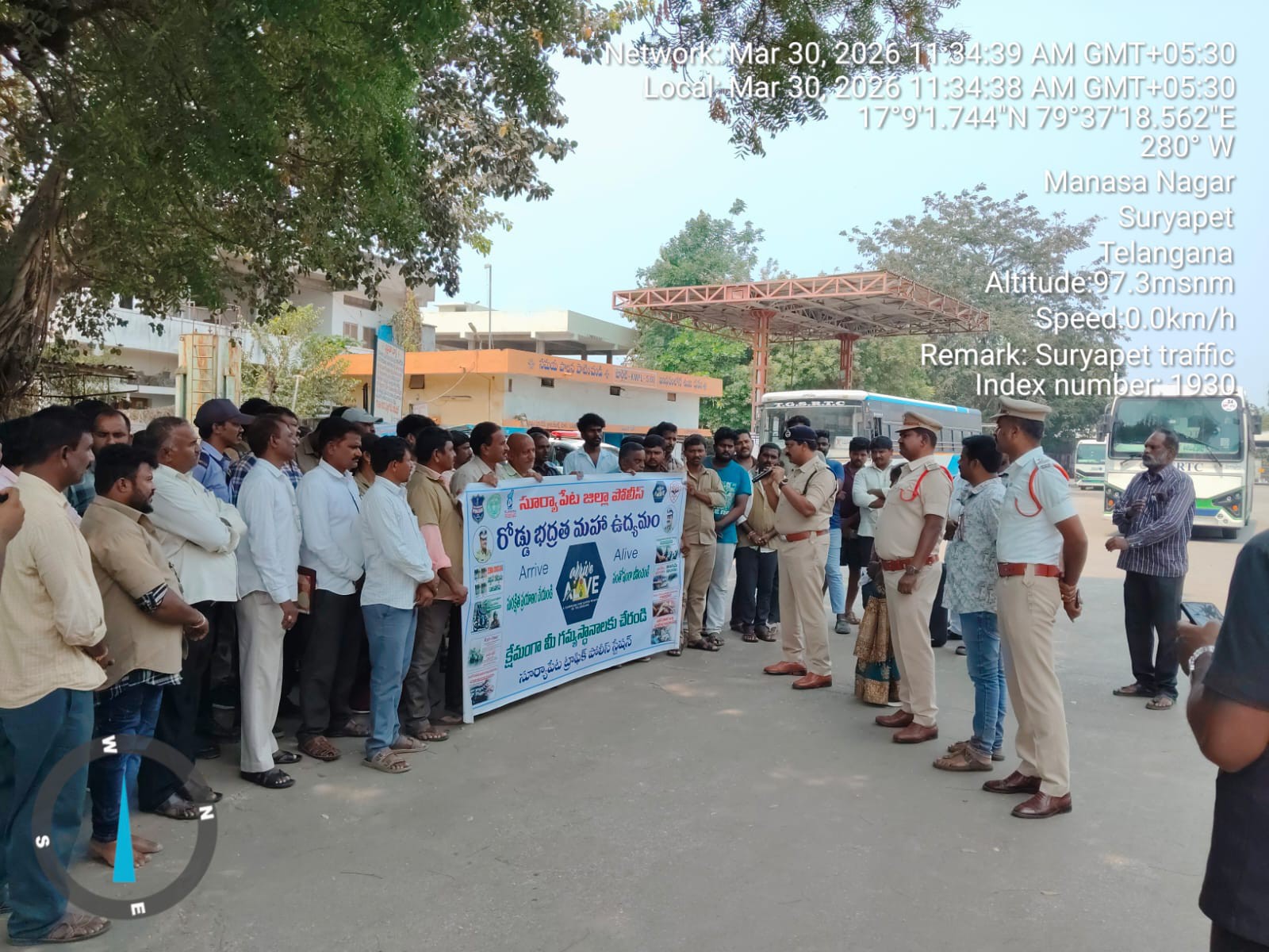 డిఫెన్స్ విధానంలో వాహనాలు నడపాలి: డీఎస్పీ