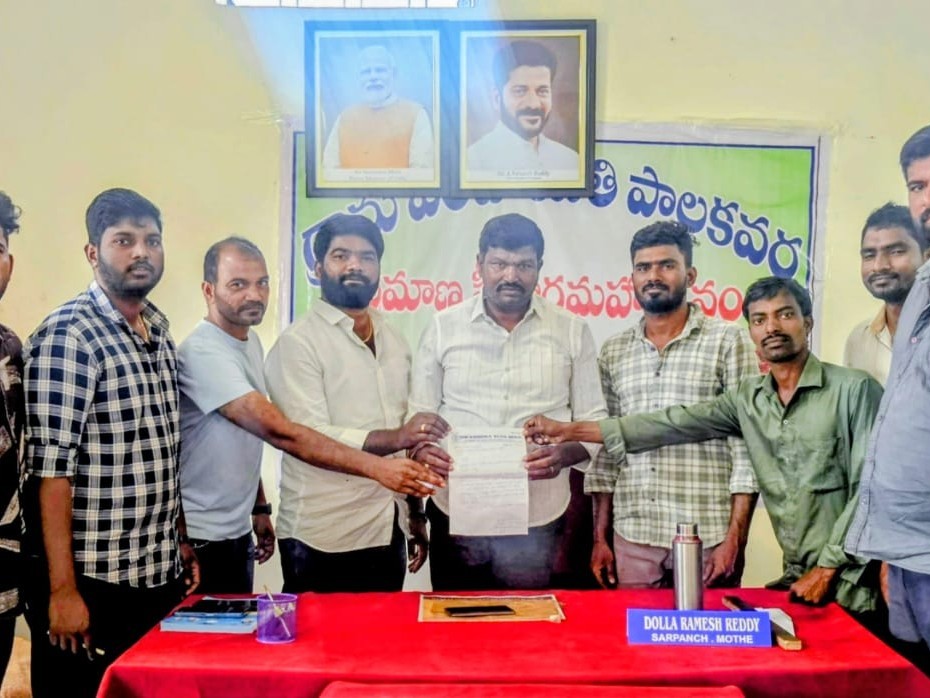 బస్ స్టాప్ ఏర్పాటు చేయాలని సర్పంచ్‌కి వినతి